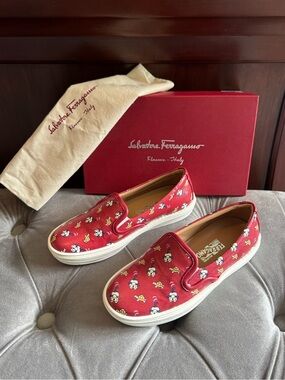 NWT Salvatore Ferragamo kids Pacau Mini slip on sneakers.